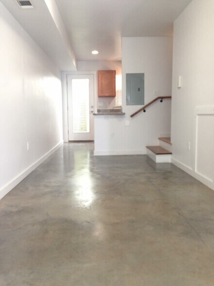 Building Photo - 120 S Cypress St