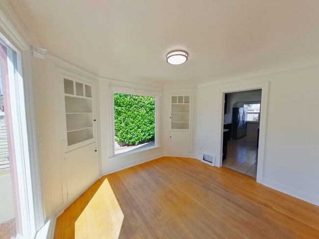 Building Photo - Large 3 Story Remodeled Home