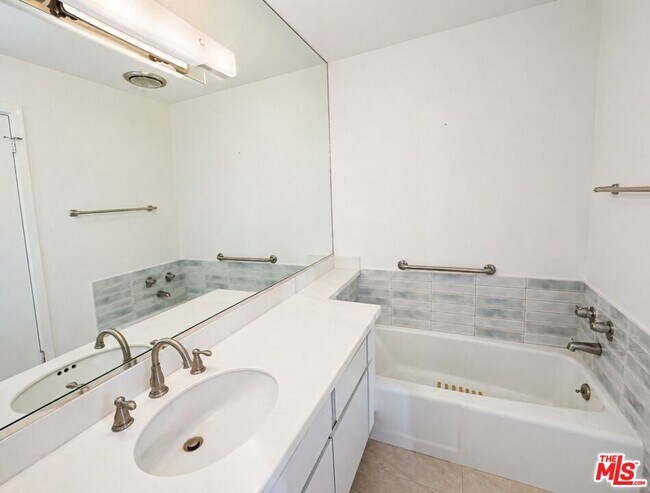 Building Photo - 100 S Doheny Dr