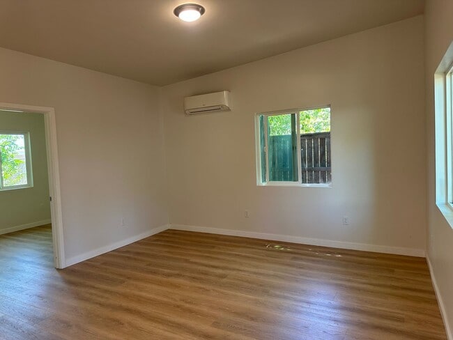 Building Photo - Beautiful, newly remodeled 2 bedroom 1 bat...