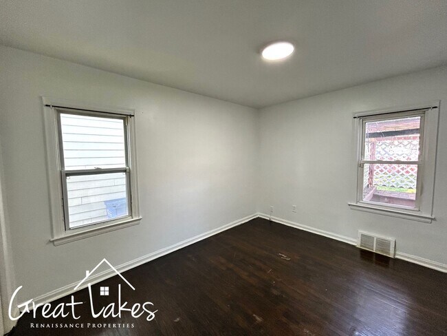 Building Photo - Lovely 2 Bedroom 1 Bathroom now available ...