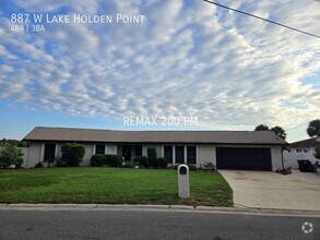 Building Photo - Stunning Lakefront Living