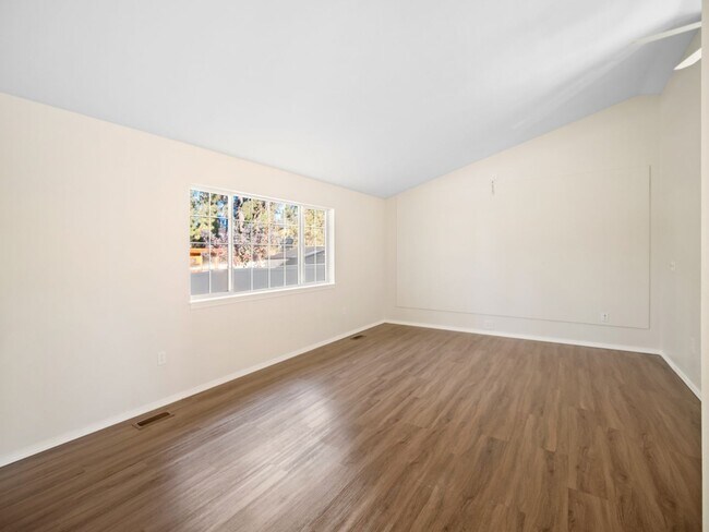 Building Photo - Spacious Home with Fenced Yard & Garage – ...