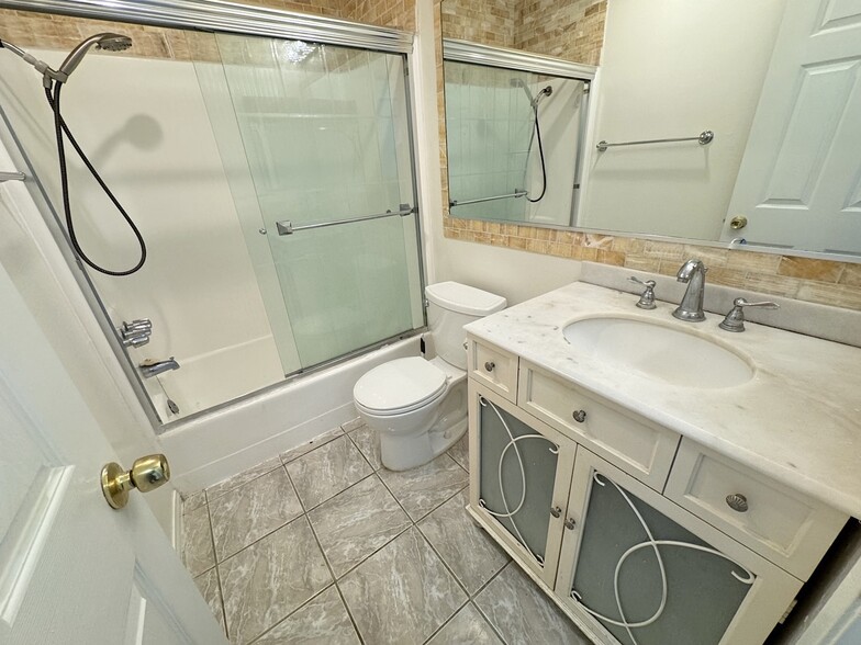 Building Photo - 808 Coriander Dr