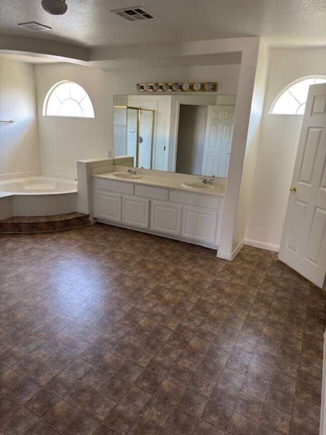 Building Photo - LARGE Spacious 5 Bedroom Single Family Home!!
