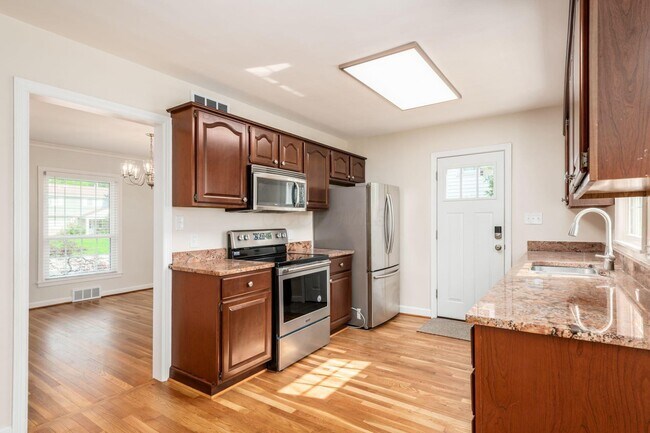 Building Photo - 2559 Welsford Rd
