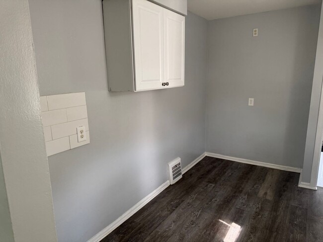Building Photo - Single Family Home 3 beds 1 bath Available...