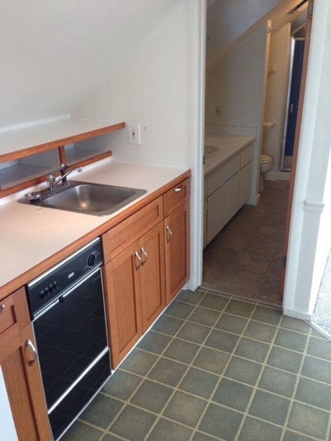 Building Photo - SKIRVIN TRIPLEX