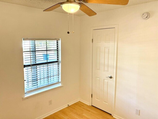 Building Photo - 1123 Christie Dr