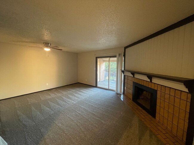 Building Photo - Huge Second floor 2 Bedroom with a Huge pr...