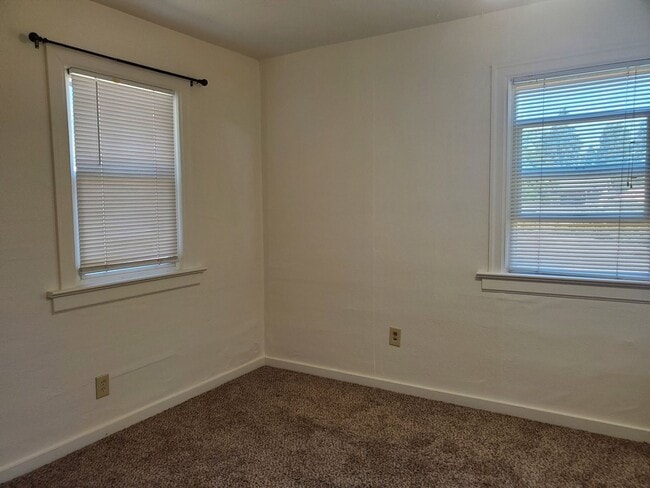 Building Photo - Darling 2 bedroom between Manette & Illahee