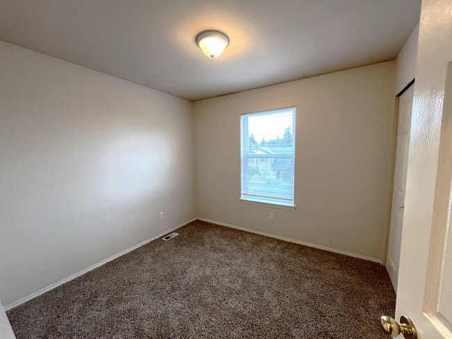 Building Photo - Three Bedroom In Great Location