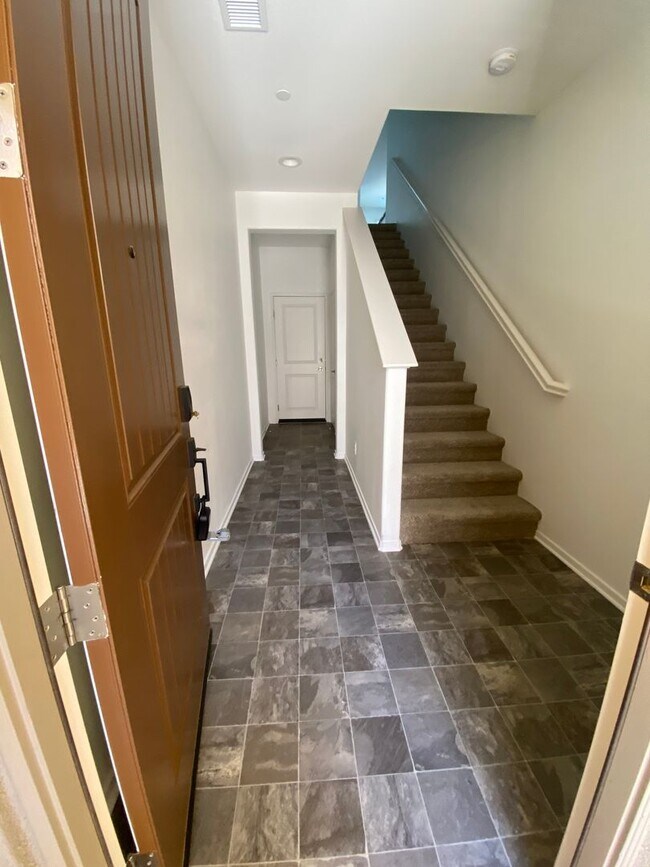 Building Photo - Like New 2 Bed 2 Bath Condo in Temecula