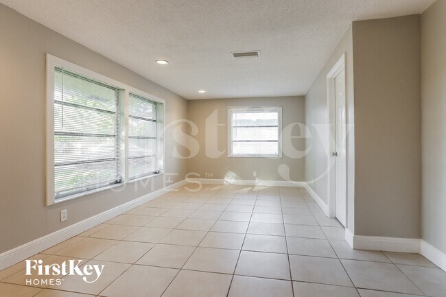 Building Photo - 11201 NW 39th Ct