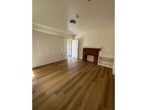 Building Photo - 2 Bedroom/ 1 bath Duet