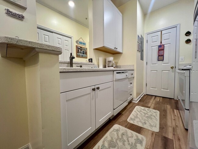 Building Photo - ADORABLE 2 BR, 2 BA CONDO - FURNISHED OR U...