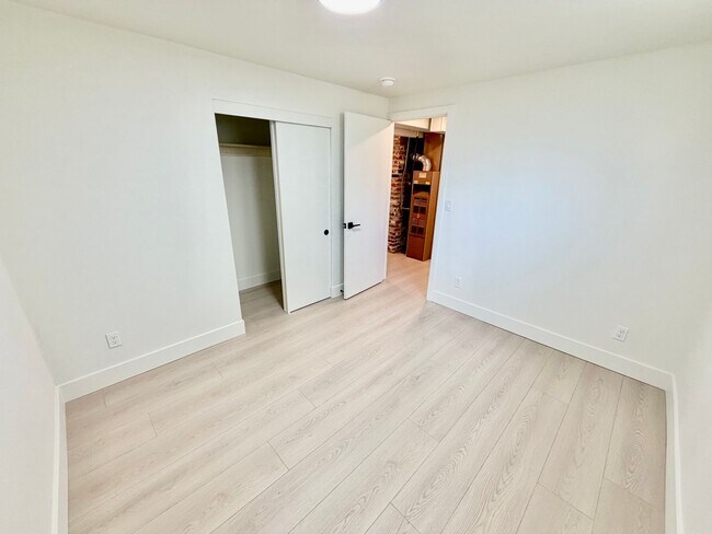 Building Photo - Freshly Remodeled 5bd/2.5bath Home w/ Daylight Basement in Heart of Multnomah Village