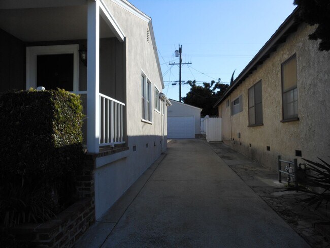 Building Photo - Charming Home near LMU