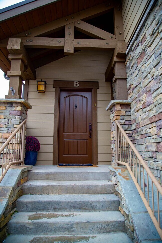 Primary Photo - Wonderful Furnished 3 Bedroom & 2 Bathroom...