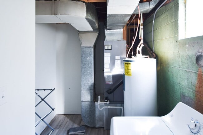 Building Photo - 5 Bedroom || 2 Bathroom - Single Family Ho...