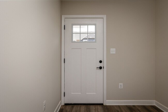 Building Photo - Upscale Luxury Townhouse