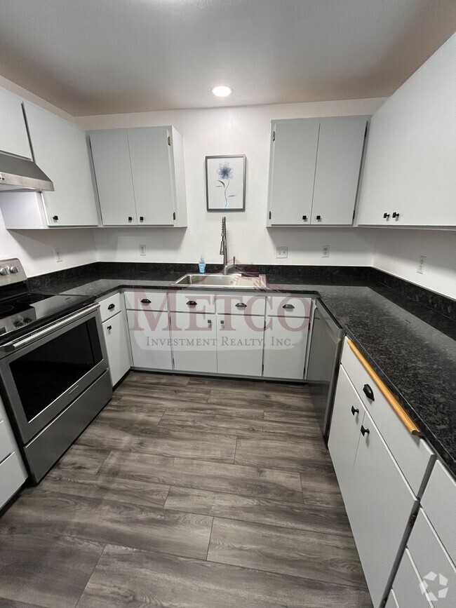 Building Photo - Fabulous 3 bed / 2 full Bath Cal Young are...
