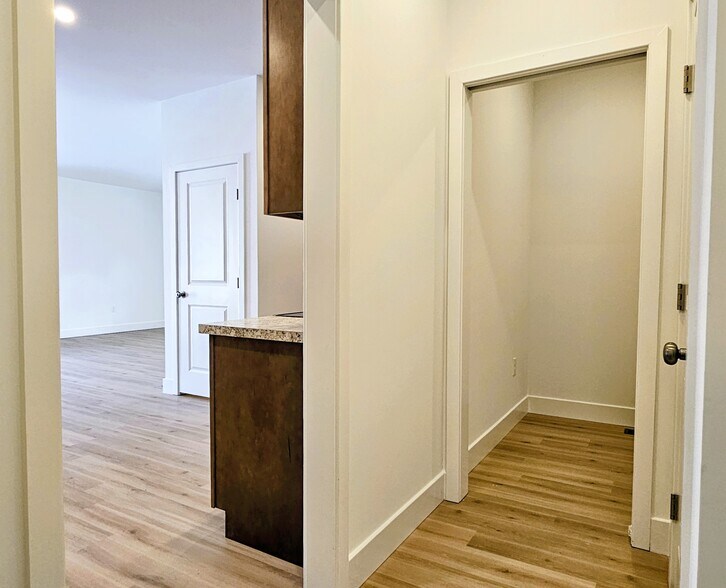 Building Photo - 398 Hensley St