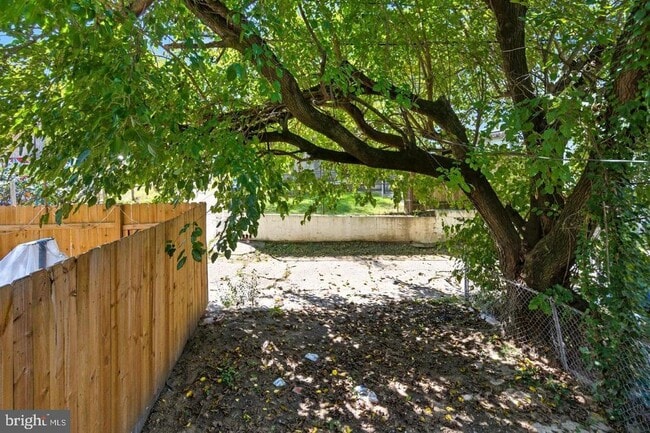 Building Photo - 809 Pontiac Ave