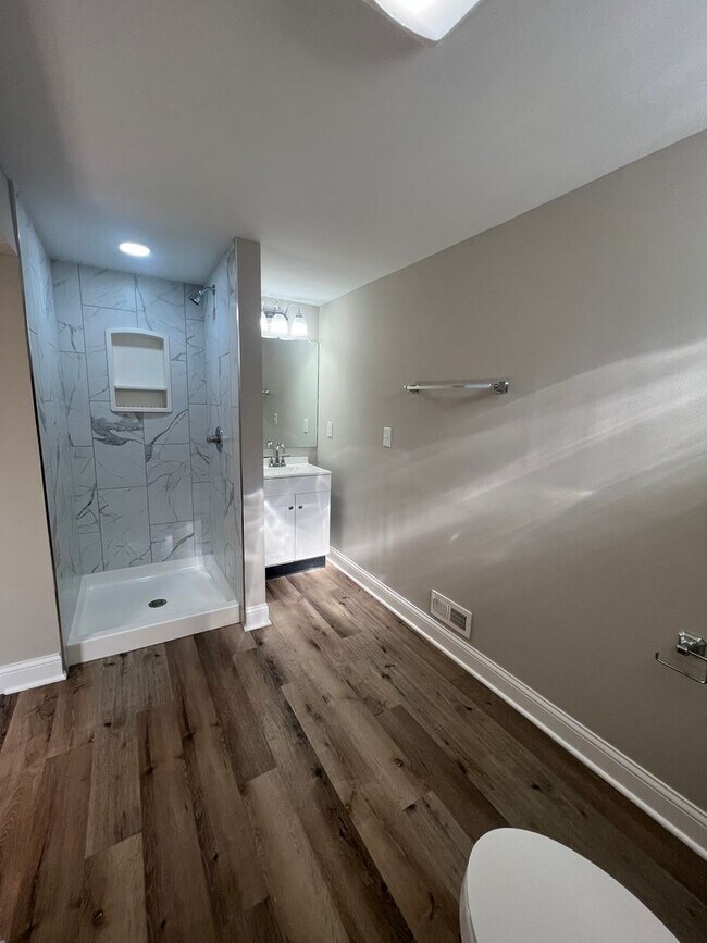 Building Photo - Renovated Spacious 4 Bedroom Home Available for Pre-Lease!