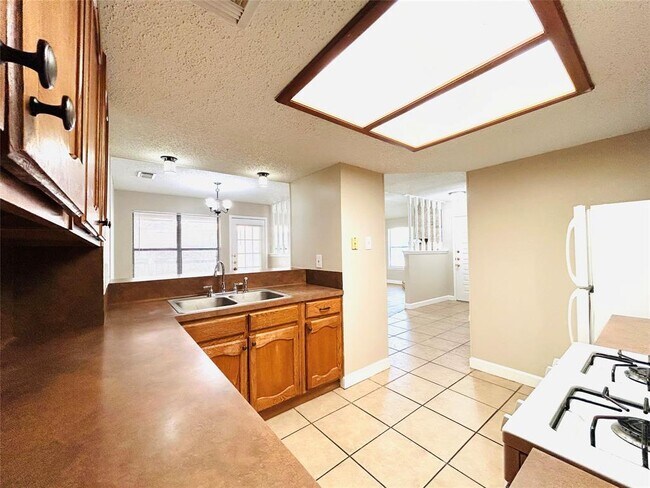 Building Photo - 12300 Deer Falls Dr