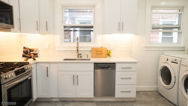 Building Photo - 65 Poe Ave