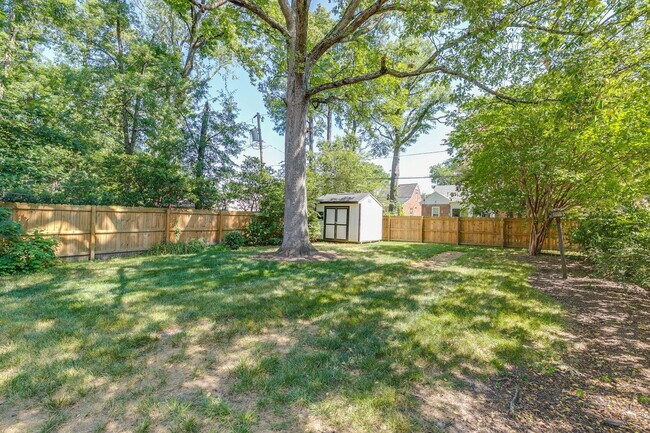 Building Photo - 5000 Bromley Ln