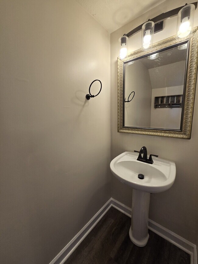 Building Photo - "Charming 2-Bed Townhouse Retreat on Streamwood Drive – Perfect Balance of Comfort and Convenience!"