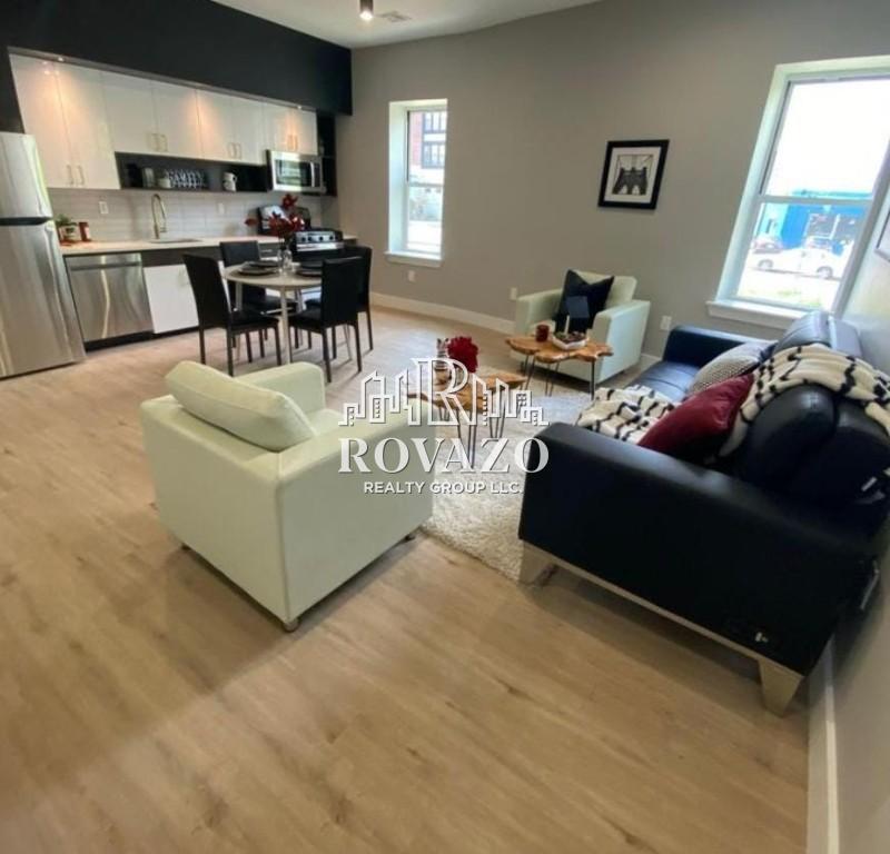 Building Photo - 502 William St