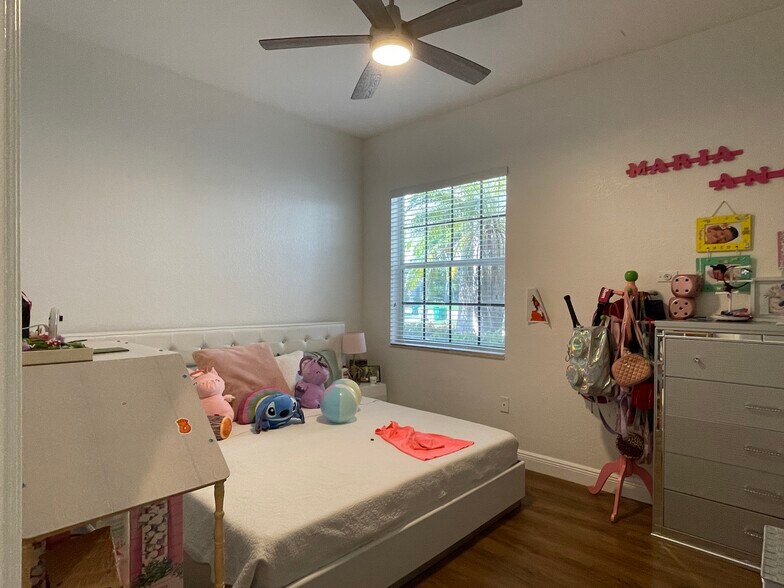 Room - 15001 SW 33rd St