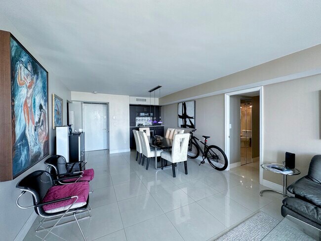 Building Photo - 3701 N Country Club Dr