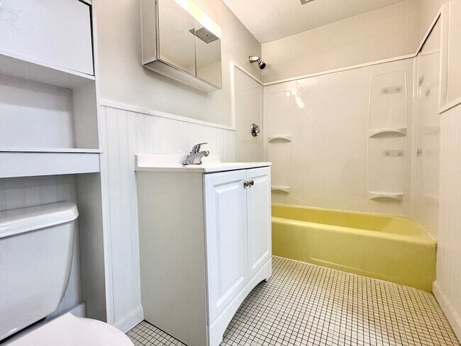 Building Photo - 50-58 Walnut Street Unit 11