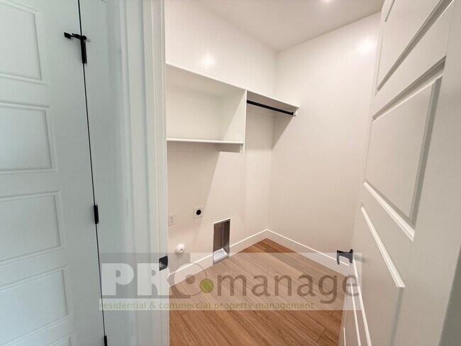 Building Photo - Gorgeous *NEW* Townhouse on the west side