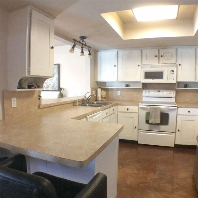 Building Photo - 503 Cozby St N