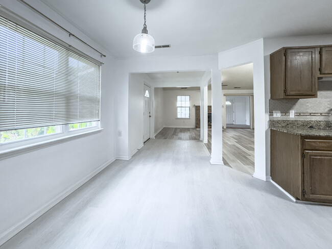 Building Photo - LOVELY STRAWBRIDGE HOME FOR RENT!!!