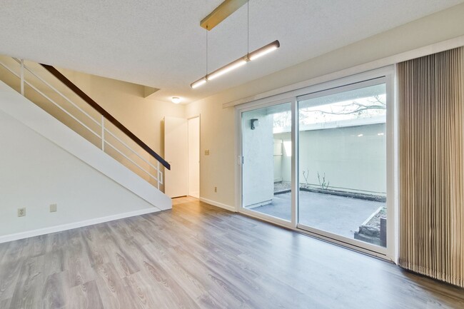 Building Photo - Lovely and Spacious 2BR 2.5BA Condo in Gre...