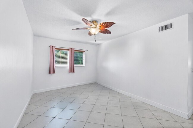 Building Photo - 658 NE 6th Ct