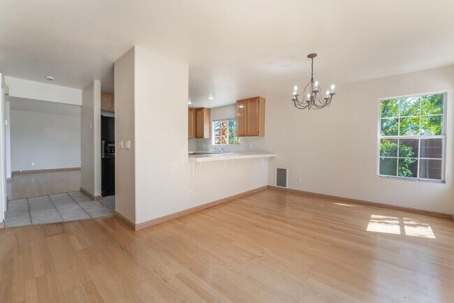 Building Photo - Beautiful Home in a Corner Lot!