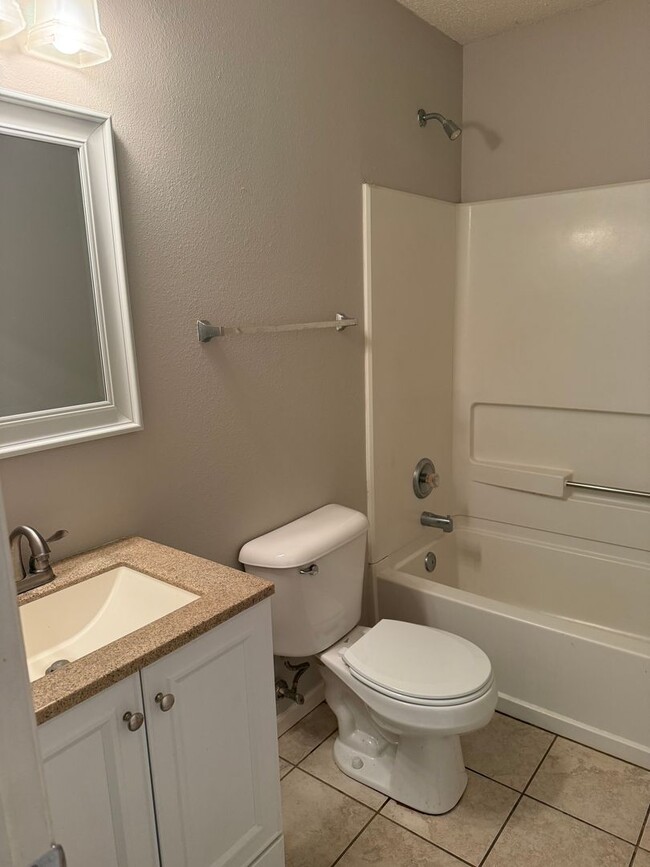 Building Photo - Southside 3/2 home with attached 2 car garage