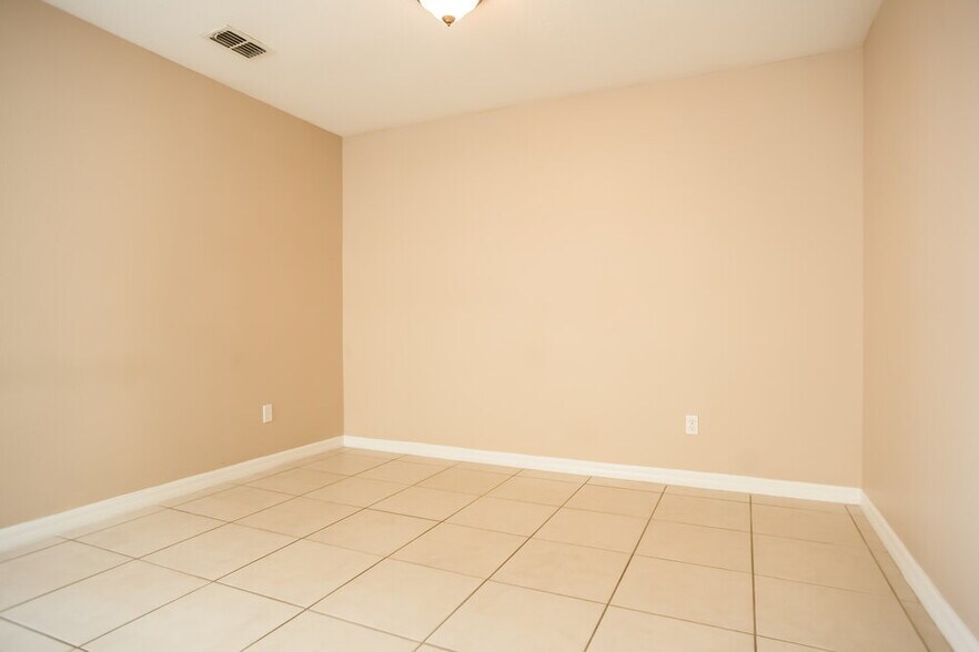 Building Photo - 12652 Somerset Oaks St