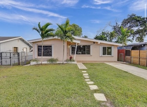 Building Photo - 410 NE 171st Terrace