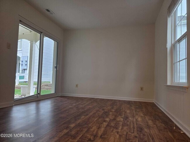 Building Photo - 129 Tulip Ln