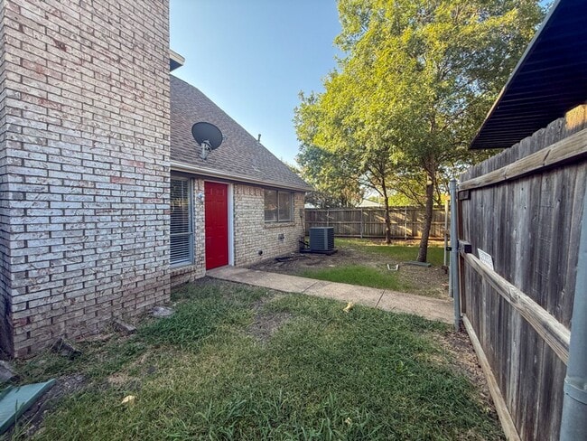 Building Photo - 612-614 Towne House Ln