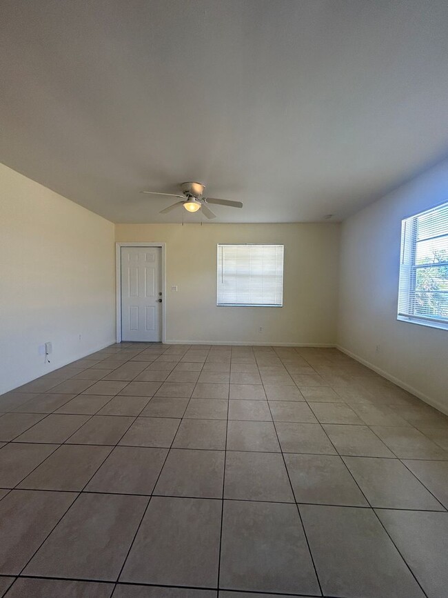 Building Photo - Super Charming 2 Bed  Duplex