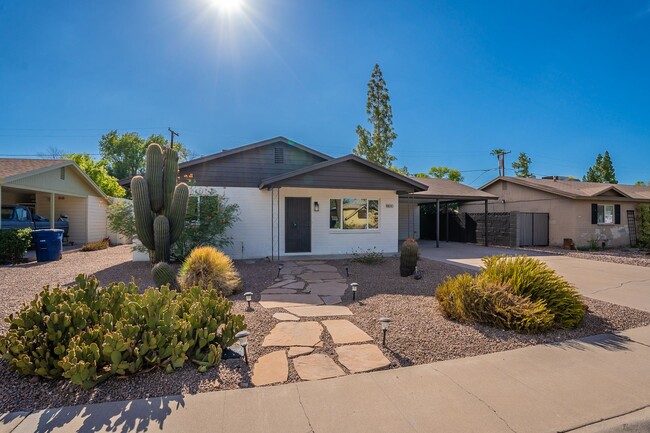 Primary Photo - Great home in Tempe with a pool!